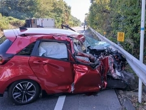 大型トラック横転・乗用車大破…１人死亡１人軽傷　事故現場付近は一時全面通行止めに　山口