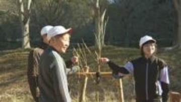 卒業を前に小学6年生がサクラを記念植樹　ダムのほとりに思い出刻む　山口・周南