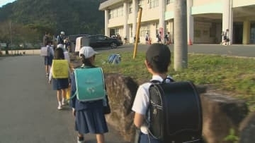 小学校の近くで熊目撃…保護者と登校する児童も「とうとこの辺まで来たか」校門や通学路では警察官や教員が警戒
