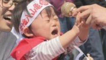「泣いて泣いてのこった」　赤ちゃんの泣き相撲大会　健やかな成長を願う　山口・下関