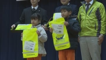 新1年生にランドセルカバー　県トラック協会が寄贈　交通事故ゼロを願い交通安全教室も開催　山口・萩