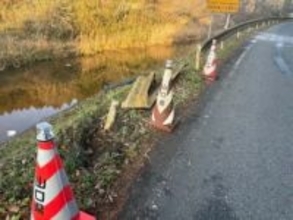 軽乗用車がガードレールを越え転落　高齢女性が重傷か　山口・美祢