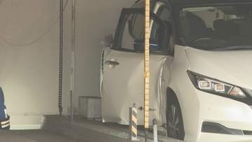 マンション駐車場で５０代女性が乗用車にはねられ死亡　山口・岩国