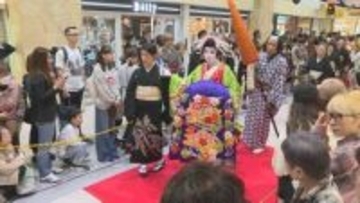 重厚な衣装で「外八文字」を披露 下関の伝統行事「先帝祭」･･･あいにくの雨も会場は熱気