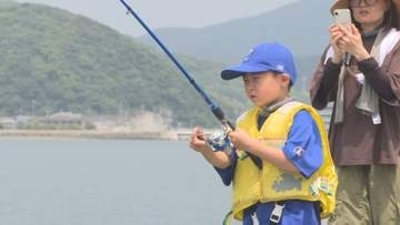 “海の日”無料開放のフィッシングパークには多くの子どもたち「釣れた～！」