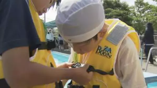 “救命胴衣の着方”　“溺れている人の救助方法”　海の事故から身を守る　夏休み前に小学校で安全講習会　山口・下松