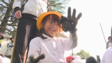 実りの秋「いろんな形があった！」児童が地域の人たちとイモ掘り