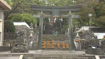 防府天満宮に「幸せます」花回廊　大石段に600鉢で描く　山口・防府