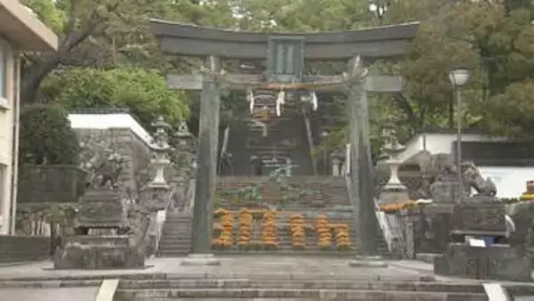 防府天満宮に「幸せます」花回廊　大石段に600鉢で描く　山口・防府