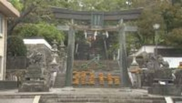 防府天満宮に「幸せます」花回廊　大石段に600鉢で描く　山口・防府