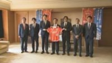 「最短でのJ2復帰」を誓う！レノファ山口新監督と選手が知事を表敬