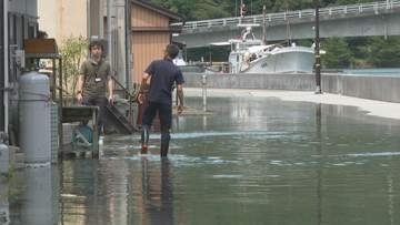 日本海沿岸で建物そばまで海水迫る　道路は冠水　長門市と萩市に一時レベル４高潮危険警報　山口