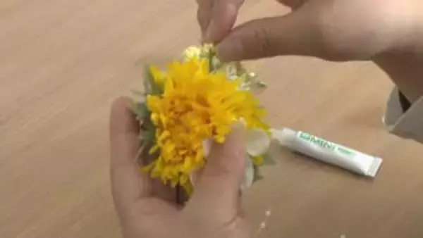 「元気に巣立ってほしい」卒業式で児童が胸に飾るコサージュ　保護者が手作り　山口・長門