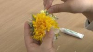 「元気に巣立ってほしい」卒業式で児童が胸に飾るコサージュ　保護者が手作り　山口・長門