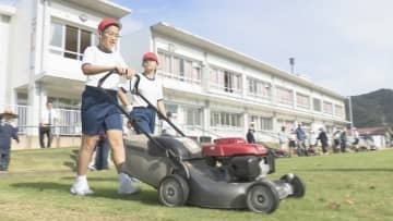 芝生グラウンドで児童が芝刈り「ありがとう」ふだんは地域の人が整備