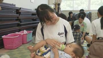 中学生が赤ちゃんとふれあう体験学習「頭が重く支えるのが大変」未来のパパとママに向けた応援事業