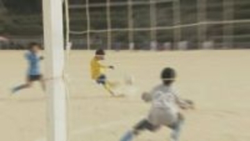 寒空のもと熱戦　小学生サッカー大会　20チームが出場　山口・光