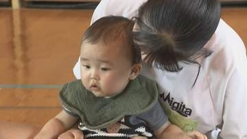 中学生が乳幼児とふれあい「めっちゃかわいい！」「夜泣きは大変」子育ての苦労や喜び学ぶ　山口・防府