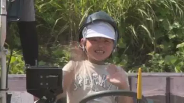 児童がスマート農業と昔ながらの田植えに挑戦　小型ドローン運転体験も　山口・萩