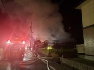 イオンタウン近くで倉庫とみられる建物が燃える　山口・防府