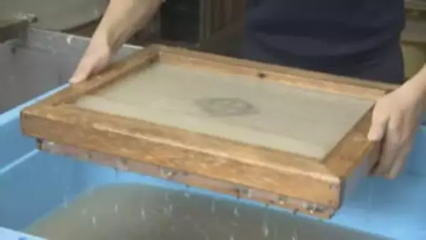 「ほかではできない体験」地元工芸品の手すき和紙を使った卒業証書を児童が制作　山口