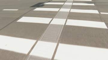 山口県で初　白線の間隔が２倍の新しい横断歩道　その効果は？　視覚障害者が体験　山口