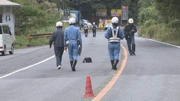 大型トラックにはねられ男性死亡　現場付近は一時通行止めに　警察は男性の身元の確認を急ぐ　山口・岩国