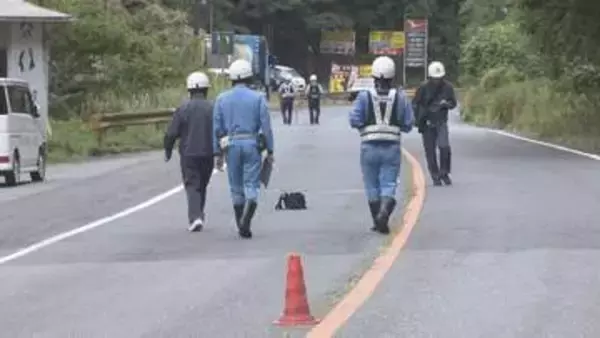 大型トラックにはねられ男性死亡　現場付近は一時通行止めに　警察は男性の身元の確認を急ぐ　山口・岩国