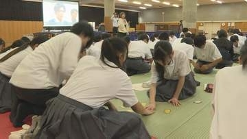2人の女王を生んだ「かるたのまち」　永世クイーンが中学生に伝える競技の魅力　山口・山陽小野田