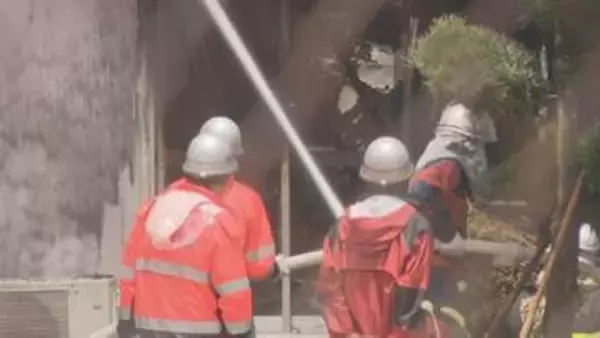 「雷が落ちて白い煙が見える」木造2階建ての住宅が燃える…中にいた人は外へ避難してけがなし　山口・岩国