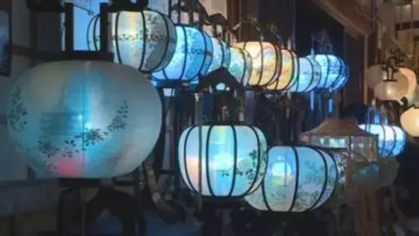 寺で盆ちょうちん夜間拝観「すごく幻想的」涼を求める人たちの心癒やす　山口・宇部
