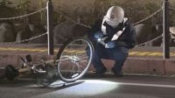 自転車の高齢男性が乗用車にはねられ重傷　道路横断中　山口