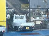 「自動車整備店に軽トラック突っ込む　けが人なし　山口・山陽小野田」の画像1