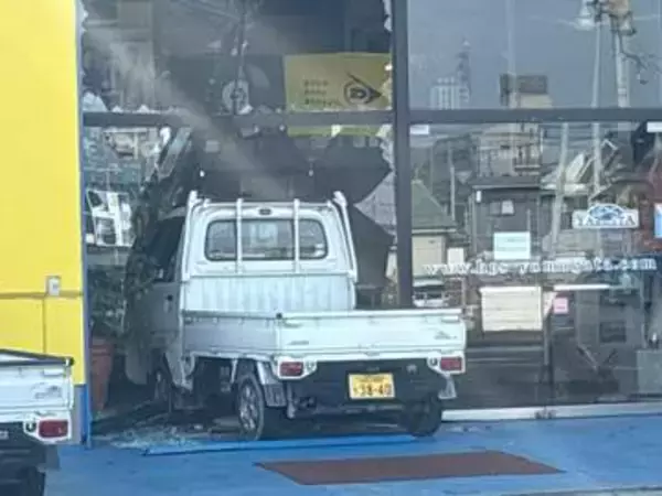 自動車整備店に軽トラック突っ込む　けが人なし　山口・山陽小野田