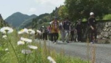 明治維新の原動力となった歴史の道を歩いて研修　新採用の県職員が歴史の道萩往還を歩く　山口