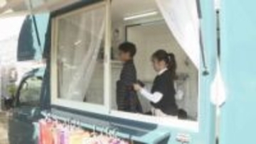 「初めて着た」移動式「ドレッサートラック」登場　子どもたちが浴衣の着付け体験