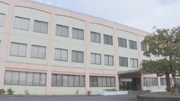 「逃走しようと思った」裁判後に手錠をかけようとしていた刑務官を殴ってけがを負わせるなどの疑いで被告人を送検　山口県