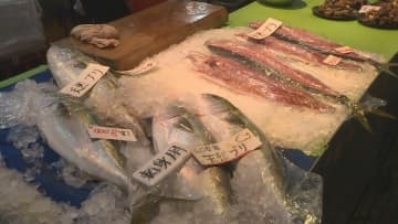 唐戸市場お正月モードに　特産のフグのミガキ、数の子など並ぶ　山口・下関