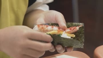 地元特産クルマエビで豪華恵方巻き！　ご当地ヒーローも参戦　山口・上関