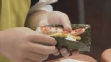 地元特産クルマエビで豪華恵方巻き！　ご当地ヒーローも参戦　山口・上関
