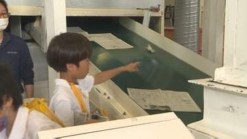 児童がふるさとの産業学ぶ「リサイクルで新しいものになるのはすごい」住宅の断熱材の製造など見学　山口・下関
