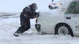 「【車がスタック…どうする？】1月JAF札幌支部が対応した”雪トラブル”は前年の約6倍に…記録的大雪→プラス気温予想で”シャーベット状の道路”出現か_車のスタック脱出法を救出のプロに聞いた＜札幌市＞」の画像1