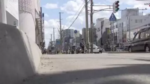 5～6人の男が殴る蹴るの暴行「殺されるのと金を払うのどっちがいい？」現金1000円奪い逃走＿帰宅途中の30代会社員が被害＿1人は金髪で白い上下姿＿警察が強盗事件として行方追う〈札幌市東区〉