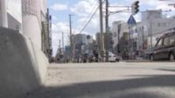 5～6人の男が殴る蹴るの暴行「殺されるのと金を払うのどっちがいい？」現金1000円奪い逃走＿帰宅途中の30代会社員が被害＿1人は金髪で白い上下姿＿警察が強盗事件として行方追う〈札幌市東区〉