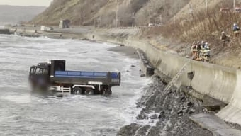 「ダンプが海へ落ちていった」走行中に何らかの原因で路外へ逸脱ーそのまま白波立つ海へ落ちたか…タイヤまで浸かる_60代男性運転手ケガ〈北海道新ひだか町〉