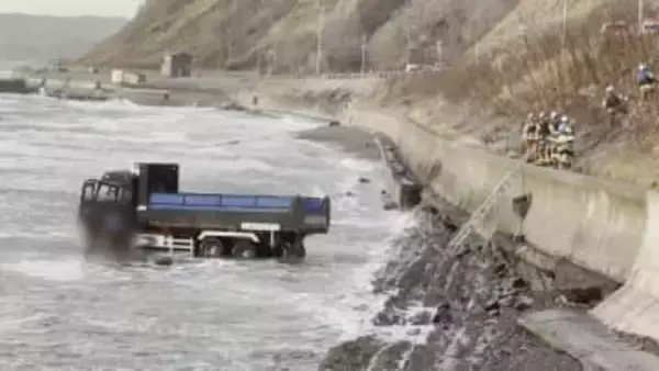 「ダンプが海へ落ちていった」走行中に何らかの原因で路外へ逸脱ーそのまま白波立つ海へ落ちたか…タイヤまで浸かる_60代男性運転手ケガ〈北海道新ひだか町〉