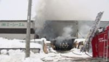 【バーナーで雪をとかし中に火災か】建設業者の物置全焼し倉庫にも延焼＿けが人なく警察・消防が出火原因調べる〈北海道札幌市白石区〉
