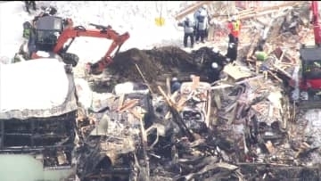 「目が覚めたらガラスの破片が全身に…」住宅街にドカンと響く爆発音_雪の中に黒焦げの木材が散乱_周辺の20棟の建物に被害_焼け跡からは性別不明の遺体_住人の60代女性か_原因調査続く〈北海道札幌市〉