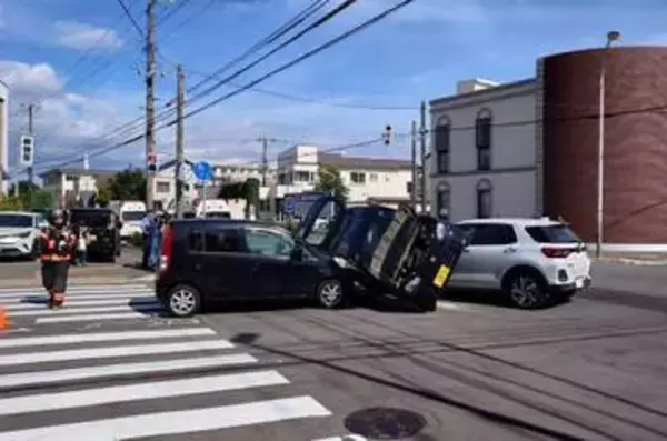 【3台が別方向から交差点に直進か】多重事故で高齢の男女2人を病院搬送_軽自動車1台が車と車の間に挟まれ横転〈北海道函館市〉