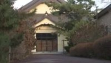 【目出し帽の"木刀男"】寺の中を物色…男が“木刀のようなもの”で女性の頭を数回殴り負傷させ逃走…市電や小学校に近いエリアで「強盗致傷事件」発生…警察が逃げた男の行方追う＜北海道函館市＞